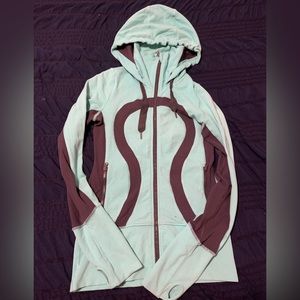 Lululemon Stride Jacket size 4 teal colour with grey logo and side accent